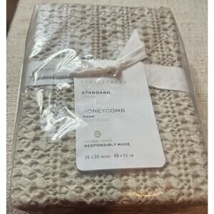 Clearance-Pottery Barn Standard size Honeycomb Shams 26 x 20“